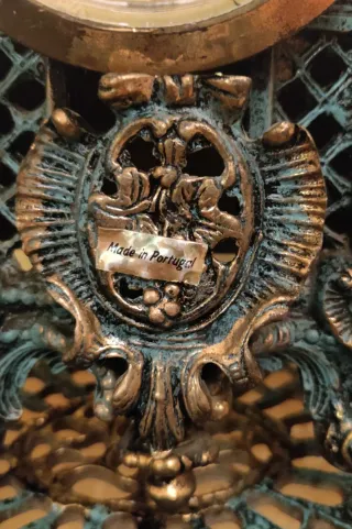 Reloj de Bronce con mesa auxiliar.