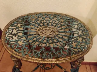 Reloj de Bronce con mesa auxiliar.