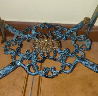 Reloj de Bronce con mesa auxiliar.