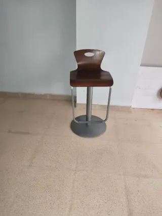 Taburete alto madera y metal giratorio