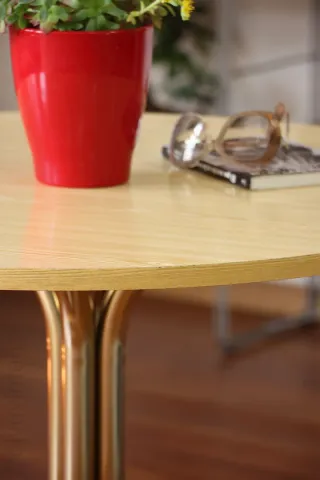 Mesa redonda vintage Fórmica y patas doradas