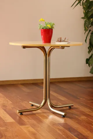 Mesa redonda vintage Fórmica y patas doradas