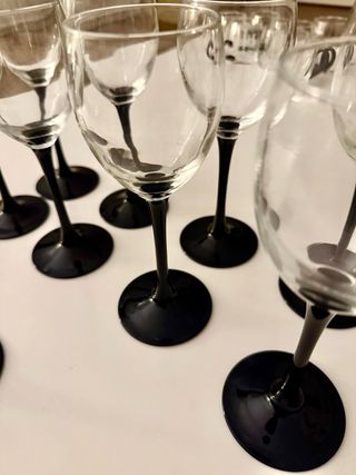 Lote vasos y copas transparentes y negras