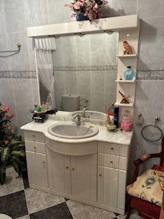 Mueble de baño con lavabo y espejo