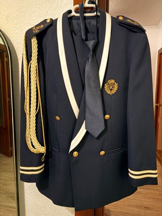 Traje azul marino con detalles blancos y dorados