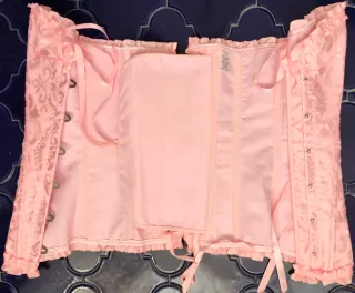 Corsé rosa con volantes y botones