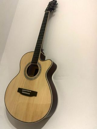 Guitarra Acústica con funda.