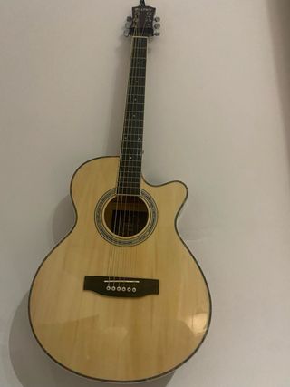 Guitarra Acústica con funda.