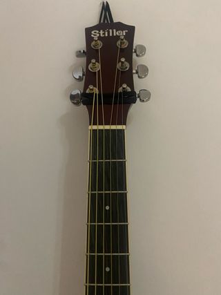 Guitarra Acústica con funda.