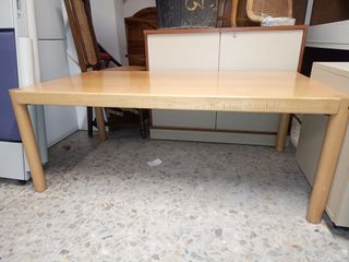 Mesa baja de madera color natural