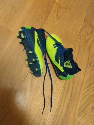 Botines de fútbol amarillos y azules (TALLA 33)