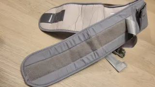 Asiento portabebés de cadera gris