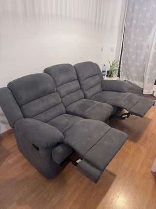 Sofá gris reclinable