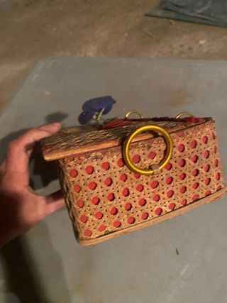 Costurero antiguo mimbre y tela