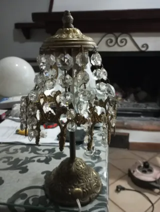 Due lampade da tavolo in vetro e metallo a forma di lacrima