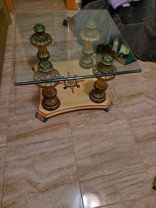 Mesa de centro cristal y oro.