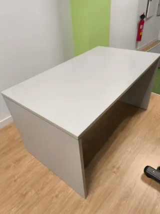 Mesa de oficina gris