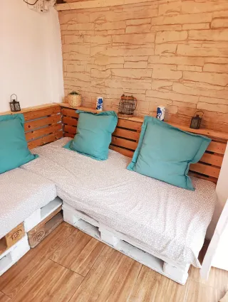 Sofá palés esquinero con respaldo. Todo incluido