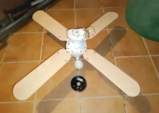 Ventilador de techo blanco