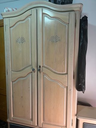 Armario de madera y mesita de noche