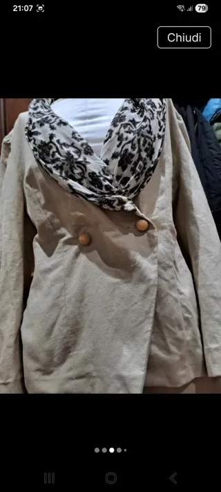 Tailleur in lino beige con collo foulard