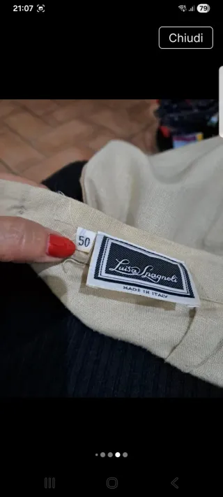 Tailleur in lino beige con collo foulard