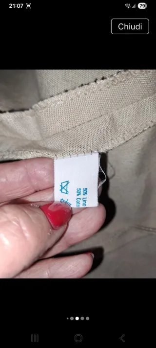 Tailleur in lino beige con collo foulard