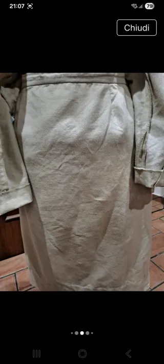 Tailleur in lino beige con collo foulard