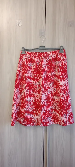 Top elasticizzato e gonna tropicale