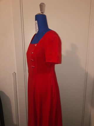 Vestito rosso con collo squadrato e rinforzo