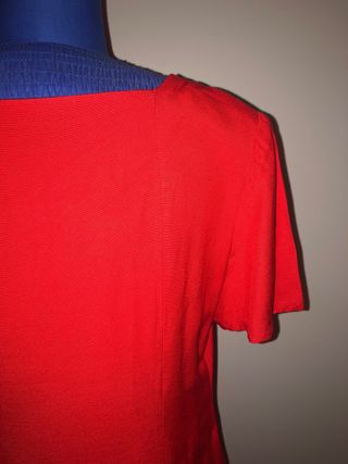 Vestito rosso con collo squadrato e rinforzo