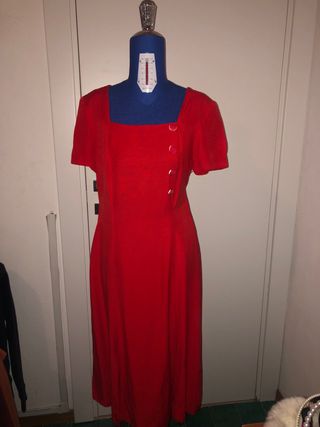 Vestito rosso con collo squadrato e rinforzo