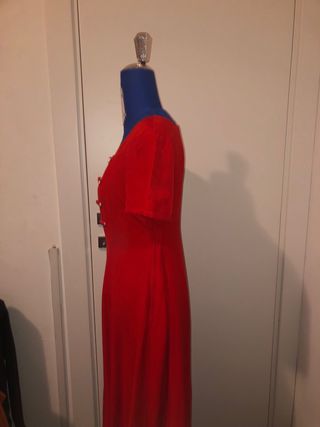 Vestito rosso con collo squadrato e rinforzo