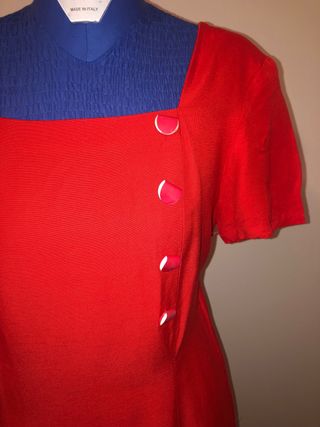 Vestito rosso con collo squadrato e rinforzo