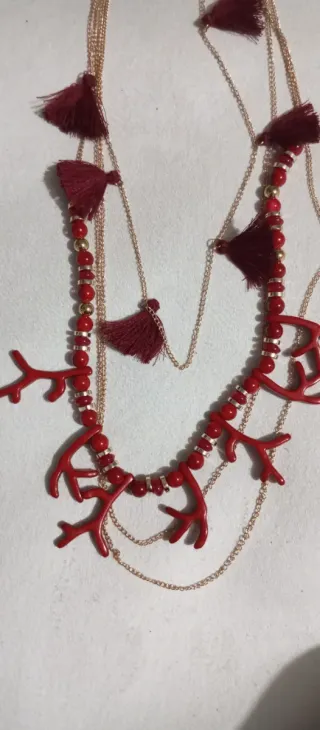 Collar coral sintético rojo y cuentas
