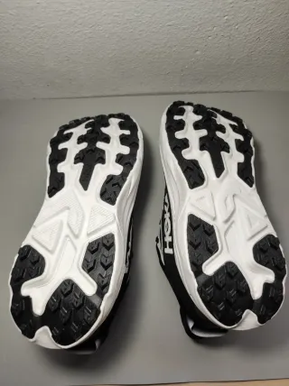 Zapatillas Hoka Negras y Blancas