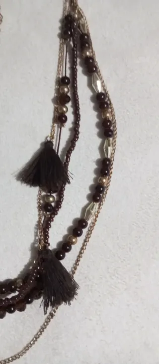 Collar multicapa con borlas y cuentas