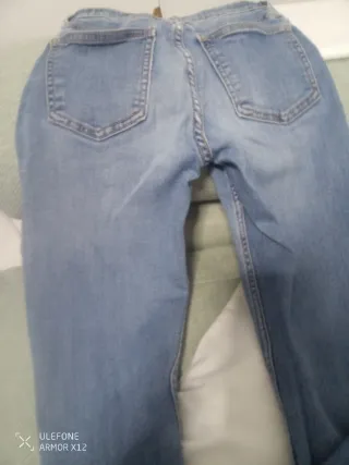 Pantalón vaquero desgarrado azul