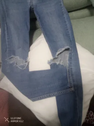 Pantalón vaquero desgarrado azul