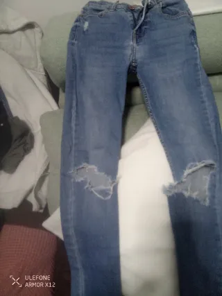 Pantalón vaquero desgarrado azul