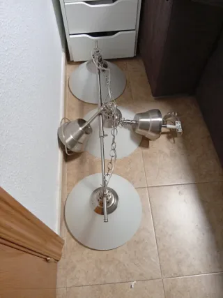 Lampada a sospensione argentata e bianca