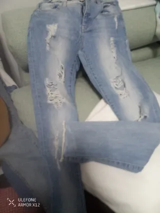 Pantalones vaqueros desgastados