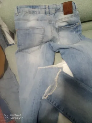 Pantalones vaqueros desgastados