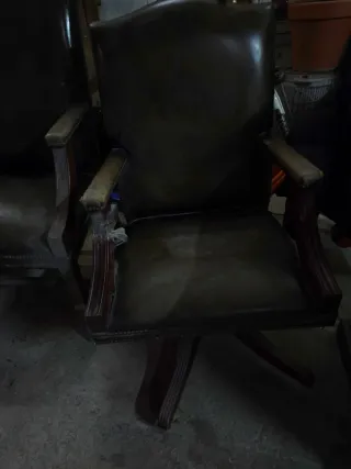 Escritorio de madera y cuero verde