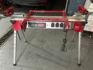 Mesa de ingletadora FERM MULTY con tres enchufes y