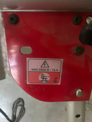 Mesa de ingletadora FERM MULTY con tres enchufes y