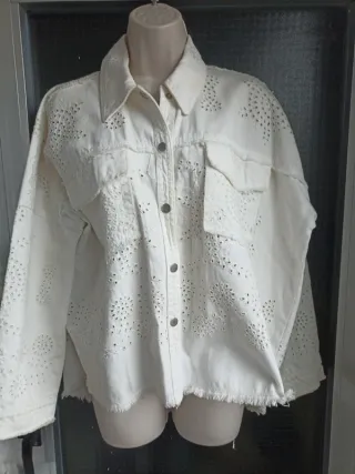 Cazadora vaquera Zara blanca bordada