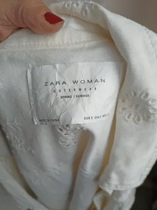 Cazadora vaquera Zara blanca bordada