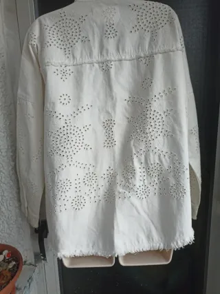 Cazadora vaquera Zara blanca bordada