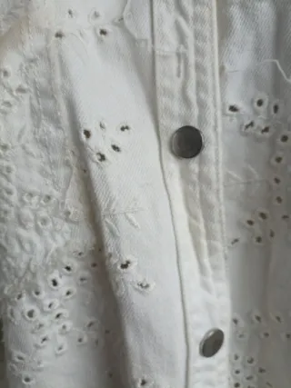 Cazadora vaquera Zara blanca bordada